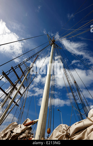 Montante e manovre su una barca a vela tall ship bangor Irlanda del Nord Foto Stock