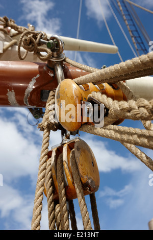 Blocco e affrontare le funi su una barca a vela tall ship bangor Irlanda del Nord Foto Stock