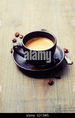 Tazza di caffè contro lo sfondo di legno Foto Stock