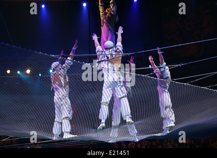 Due acrobati aria effettuare esercizio pericoloso sotto una cupola di un circo Foto Stock