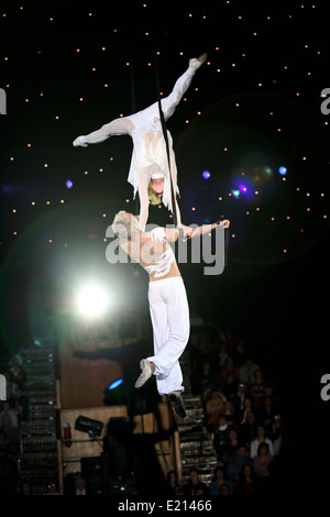 Due acrobati aria effettuare esercizio su un anello di circo Foto Stock