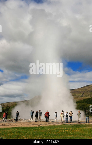 Eruzione del geyser Strokkur nella zona di Geysir, Islanda. Foto Stock