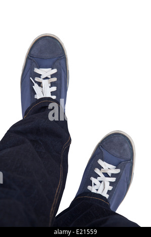 A piedi in scarpe sportive isolato su bianco. Foto Stock