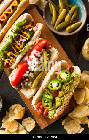 Grigliata gourmet di tutta la carne bovina Hots cani con i lati e trucioli Foto Stock