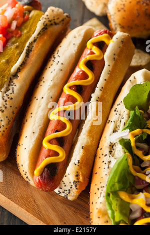 Grigliata gourmet di tutta la carne bovina Hots cani con i lati e trucioli Foto Stock