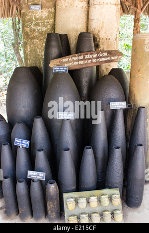 Una collezione di ordigni inesplosi sul display del Tunnel di Cu Chi in Ho Chi Minh City, Vietnam. Foto Stock