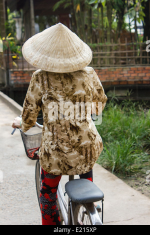 Il Delta del Mekong è un acquoso paesaggio di campi verdi e villaggi assonnato, i suoi abitanti cordiale e accogliente per i turisti. Foto Stock