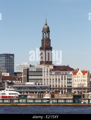 Amburgo distintivo della Chiesa torre, Michel, sorge dietro le parti del vecchio porto di Amburgo, Germania il 20 marzo 2014. Foto Stock