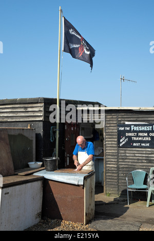 Hastings pesce di pesce che si sta riempiendo sui negozi di pesce sul lungomare di Rock-a-Nore, East Sussex, Inghilterra Regno Unito Foto Stock