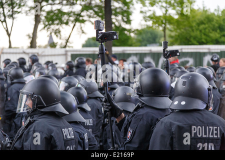 La polizia antisommossa durante l annuale giorno di maggio la dimostrazione ad Amburgo, in Germania il 1 maggio 2014. Foto Stock