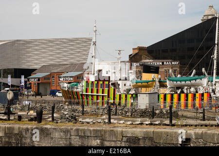 Liverpool, Regno Unito, 12 maggio 2014. Artista Carlos Cruz-Diez visita una dipinta di fresco dazzle nave in Liverpool. In collaborazione con la Biennale di Liverpool ha progettato lo schema di verniciatura per la nave Edmund Gardner che è di proprietà di musei nazionali di Liverpool. La nave è parte del 2014 Biennale di Liverpool. Credito: Peter Carr/Alamy Live News Foto Stock