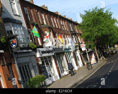 Bandiere nazionali dei paesi concorrenti linea Teddington High Street per contrassegnare l'inizio del 2014 FIFA Football World Cup in Brasile. Credito: Ian bottiglia/Alamy Live News Foto Stock