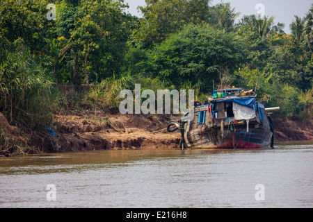 Il Delta del Mekong è un acquoso paesaggio di campi verdi e villaggi assonnato, i suoi abitanti cordiale e accogliente per i turisti. Foto Stock