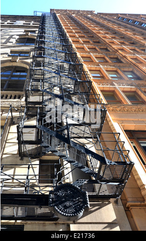 Metal fire escape fuori dall'edificio in Chicago, IL Foto Stock