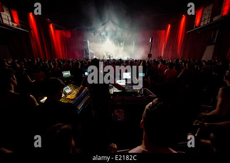 Barcellona, Spagna. Xii Giugno, 2014.i frequentatori del festival muoversi a tempo di musica di danese multi-strumentista, DJ e produttore Anders Trentemøller e la sua band presso il festival Sonar di Barcellona Credito: matthi/Alamy Live News Foto Stock