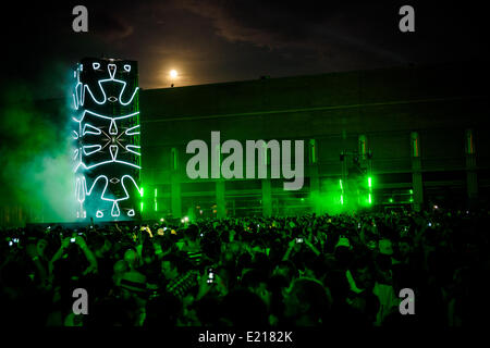 Barcellona, Spagna. Xii Giugno, 2014.i frequentatori del festival per passare alla musica di Richie Hawtin, alias Plastikman, alla XXI edizione del festival Sonar di Barcellona Credito: matthi/Alamy Live News Foto Stock