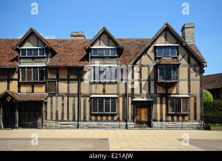 Vista frontale del luogo di nascita di Shakespeare lungo Henley Street, Stratford-Upon-Avon, Inghilterra, Regno Unito, Europa occidentale. Foto Stock
