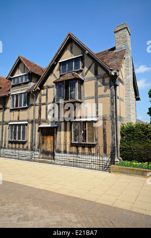 Vista frontale del luogo di nascita di Shakespeare lungo Henley Street, Stratford-Upon-Avon, Inghilterra, Regno Unito, Europa occidentale. Foto Stock