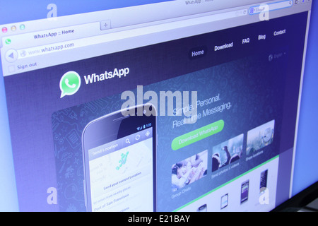 Foto della pagina web WhatsApp su schermo di un monitor. WhatsApp Messenger è una famosa applicazione di messaggistica istantanea per smartphone Foto Stock