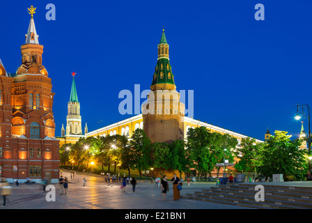La Russia, Mosca, museo storico statale e il Cremlino al crepuscolo Foto Stock