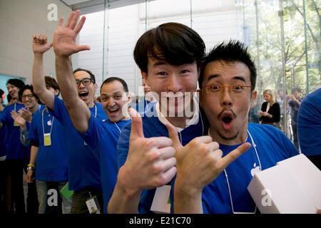 Tokyo, Giappone. Xiii Giugno, 2014. Il nuovo Apple Store nel quartiere di Omotesando apre le sue porte il 13 giugno 2014. Dalla mattina più di mille clienti Apple attendere lungo le strade per inserire il nuovo flagship store. Questo è il numero ottavo in Giappone. Credito: Aflo Co. Ltd./Alamy Live News Foto Stock