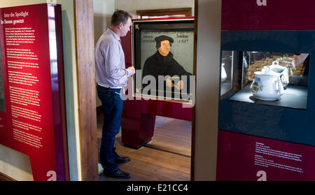 Mansfeld, Germania. 12 Giugno, 2014. Un uomo visiti l'ex residenza della famiglia di Lutero durante l'anteprima di stampa del Luther mostra 'Ich bin ein Mansfeldisch genere" (lit. Io sono un bambino di Mansfeld) in Mansfeld, Germania, 12 giugno 2014. Foto: Jens Schlueter/dpa/Alamy Live News Foto Stock