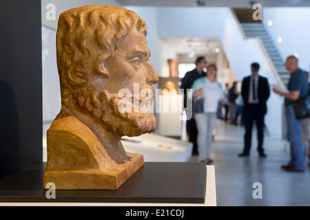 Mansfeld, Germania. 12 Giugno, 2014. Un busto di Martin Lutero raffigurato come junker Joerg (1483-1546) è raffigurato durante una anteprima di stampa del Luther mostra 'Ich bin ein Mansfeldisch genere" (lit. Io sono un bambino di Mansfeld) in Mansfeld, Germania, 12 giugno 2014. Foto: Jens Schlueter/dpa/Alamy Live News Foto Stock