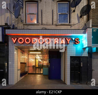 Raggi Voodoo, Londra, Regno Unito. Architetto: Gundry & Ducker, 2013. Ingresso con elevazione illuminato insegne al neon. Foto Stock