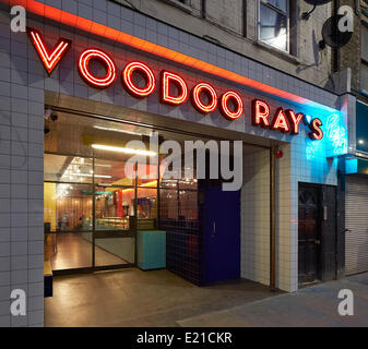 Raggi Voodoo, Londra, Regno Unito. Architetto: Gundry & Ducker, 2013. Elevazione obliqua di entrata piastrellata con neon illuminato Foto Stock