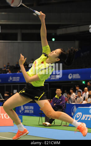 Tokyo, Giappone. Xiii Giugno, 2014. Li Xuerui della Cina colpisce un ritorno contro Caroina Marin della Spagna durante le donne singoli quarti di Overgrip Yonex Open Giappone 2014 a Tokyo in Giappone, 13 giugno 2014. Li ha vinto 2-0. © Stringer/Xinhua/Alamy Live News Foto Stock