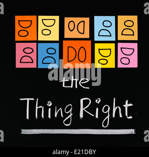 Fare la cosa giusta, parole sulla lavagna. Foto Stock