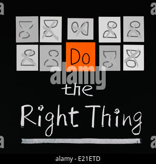 Fare la cosa giusta, parole sulla lavagna. Foto Stock