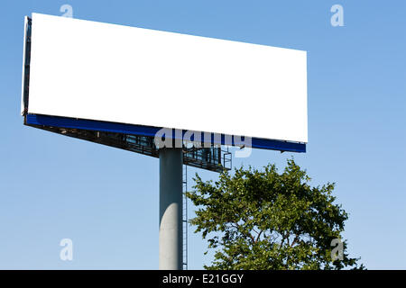 Blank grosso tabellone oltre il cielo blu Foto Stock