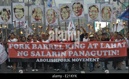 Manila, Filippine. 12 Giugno, 2014. Manifestanti marzo verso il Palazzo Presidenziale a Manila durante le dimostrazioni su indipendenza filippina giorno il 12 giugno 2014. Migliaia di manifestanti hanno contrassegnato questo giorno tenendo dimostrazioni di condanna il controverso "maiale canna'' fondo di governo, presumibilmente utilizzato impropriamente da molti funzionari del governo. Credito: George Calvelo/NurPhoto/ZUMAPRESS.com/Alamy Live News Foto Stock