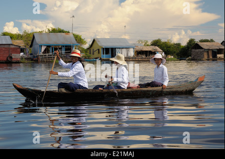 Le ragazze il pendolarismo a scuola su una piccola barca di greggio sul lago Tonle Sap in Cambogia Foto Stock