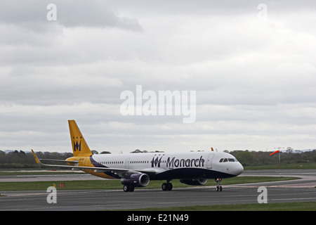 La Monarch Airlines Airbus A321-231 rullaggio all'Aeroporto di Manchester, Inghilterra Foto Stock