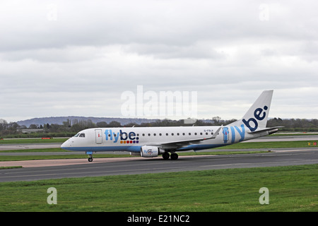 FlyBe Embraer ERJ170-200STD aereo di linea di rullaggio all'Aeroporto di Manchester, Inghilterra Foto Stock
