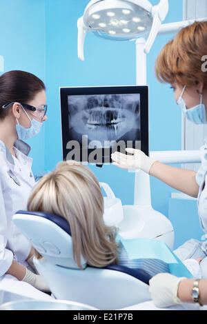 Dentista mostra un paziente x-ray di denti Foto Stock