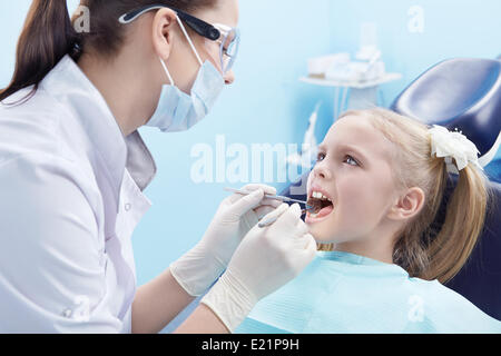 Il dentista considera denti paziente Foto Stock