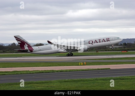 Qatar Airways Airbus A330-302, A7-AEE, decollo dall'aeroporto di Manchester, Inghilterra Foto Stock