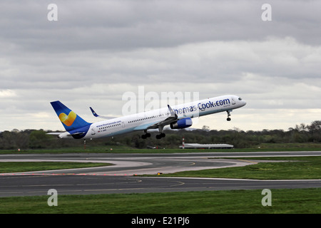 Thomas Cook Airlines Boeing 757-3CQ, G-JMAB, decollo dall'aeroporto di Manchester, Inghilterra Foto Stock