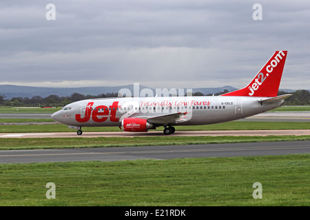Jet2 Boeing 737-33A rullaggio all'Aeroporto di Manchester, Inghilterra Foto Stock