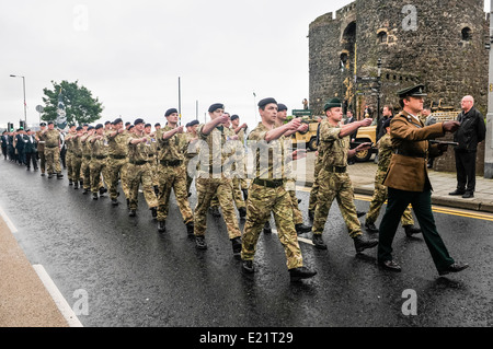 Royal Irish Regiment cavalli sfilano per Carrickfergus, Irlanda del Nord Foto Stock