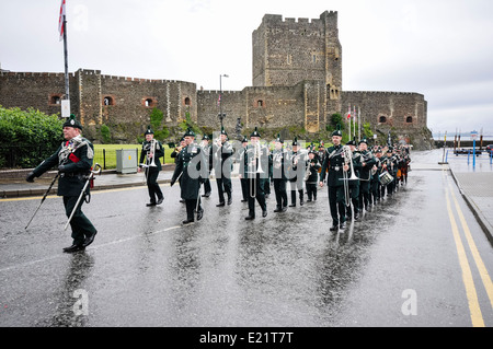 Banda del Royal Irish Regiment in parata in Carrickfergus Foto Stock