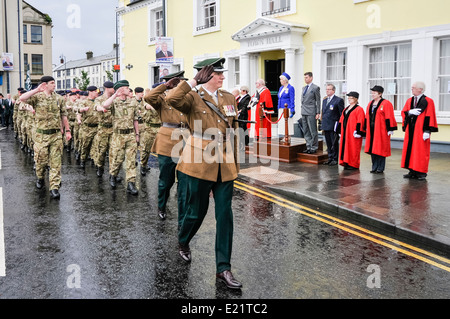 Soldati provenienti da nord irlandese reggimento cavallo consiglieri salutano da Carrickfergus come essi marzo passato su parade Foto Stock