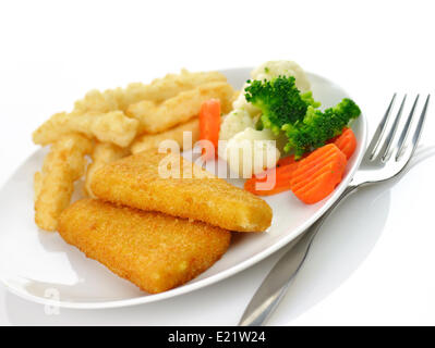 I filetti di pesce con patate fritte e verdure Foto Stock