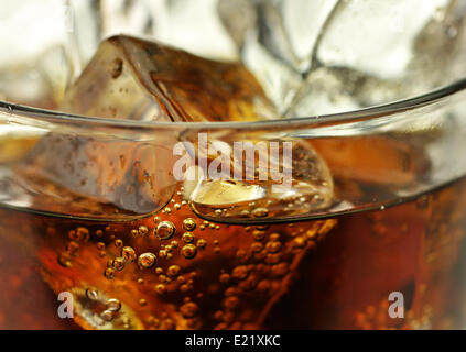 Cola con cubetti di ghiaccio da vicino Foto Stock