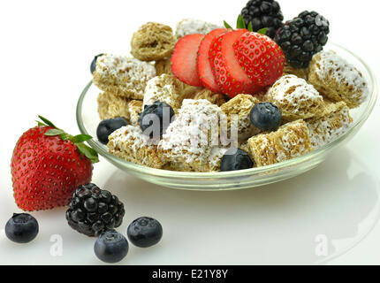 Shredded frumento cereali con frutta e bacche Foto Stock