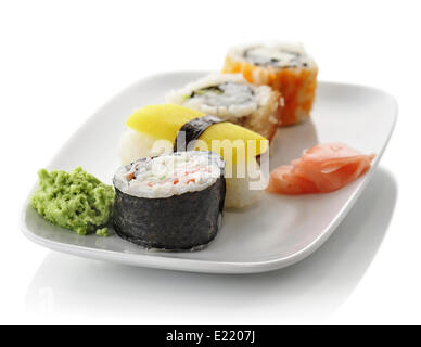 Il sushi su un piatto bianco Foto Stock