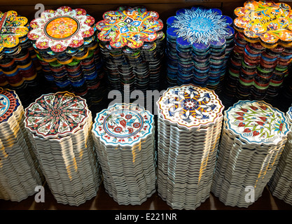 Le piastrelle di ceramica tradizionale ornati Foto Stock